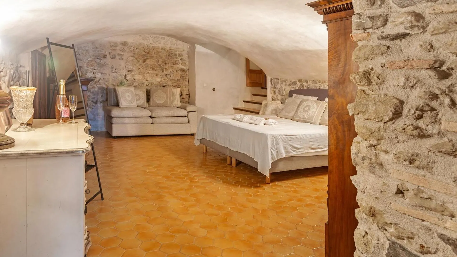 Rue Longue - Happy Rentals Menton France