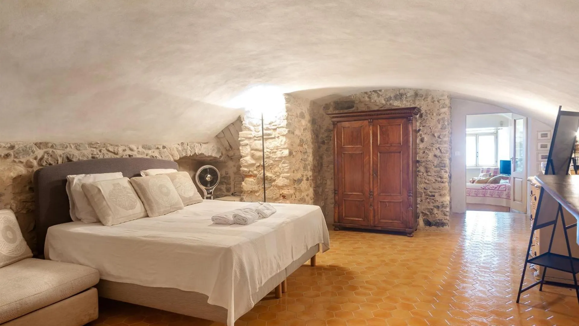 Rue Longue - Happy Rentals Menton France